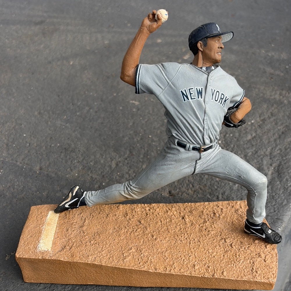 MLB New York Yankees  Pitcher Mariano Rivera Figurine in Gray and Black